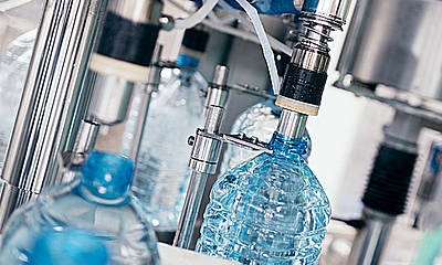 Herstellerunabhängiger Service – von der Flaschenreinigung bis zur Abfüllanlage